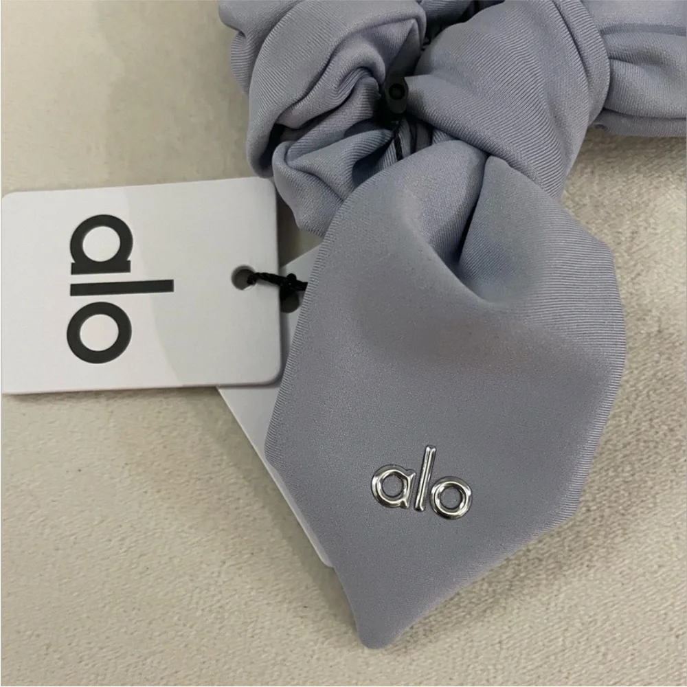 Alo Yoga Winter Frost Airlift Rhythm Hair Bow Scrunchie NWT
